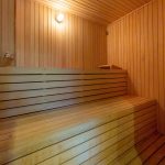 Sauna privada revestida en madera dentro de vivienda de lujo en La Costa del Sol