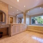 Baño principal con doble lavabo, bañera y detalles en mármol en propiedad de La Costa del Sol