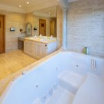 Jacuzzi interior con vistas al jardín en baño principal de villa en La Costa del Sol