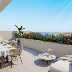 Terraza privada con vistas al mar y zona de comedor exterior en propiedad de La Costa del Sol