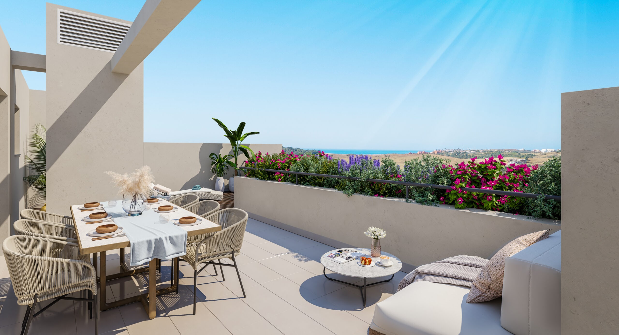 Terraza privada con vistas al mar y zona de comedor exterior en propiedad de La Costa del Sol