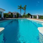 Piscina privada en amplia terraza con vistas a jardines tropicales en La Costa del Sol