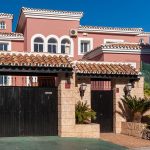 Fachada principal de chalet con diseño andaluz y detalles tradicionales en La Costa del Sol