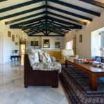 Salón amplio con techos altos y grandes ventanales en residencia de lujo en La Costa del Sol